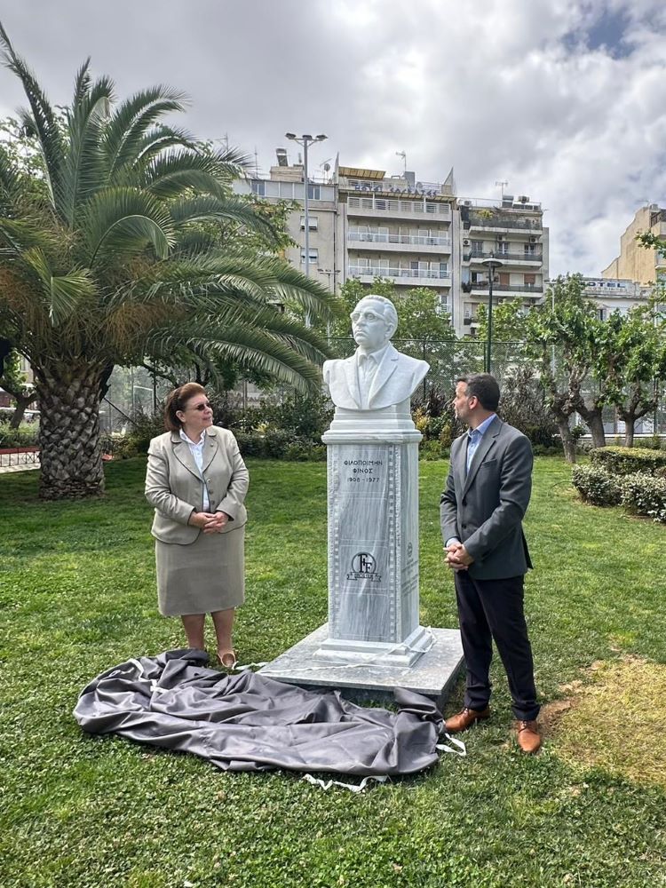 Η υπουργός Πολιτισμού Λίνα Μενδώνη και ο δήμαρχος Αθηναίων Χάρης Δούκας στα αποκαλυπτήρια της προτομής του Φιλοποίμενα Φίνου