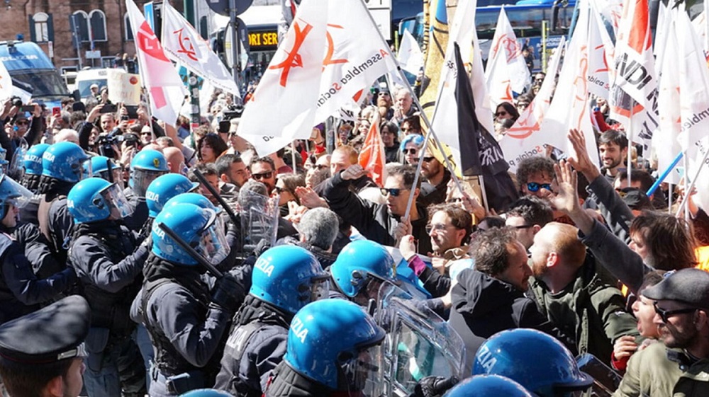 Βίαιες συγκρούσεις ξέσπασαν την Πέμπτη στη Βενετία μεταξύ της αστυνομίας και διαδηλωτών κατά του αμφιλεγόμενου μέτρου