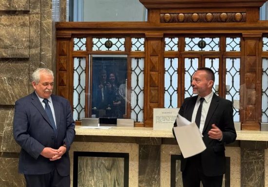Ο Γιάννης Στουρνάρας στο ιστορικό κτίριο της ΤτΕ στη Ρόδο