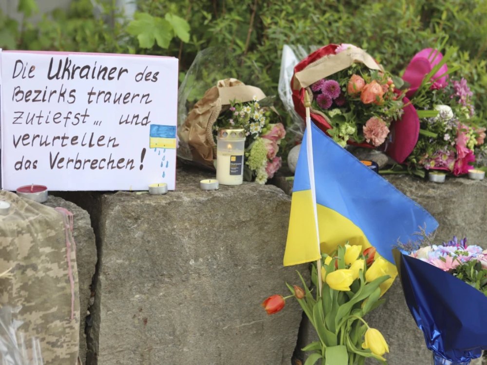 Λουλούδια και μια μικρή ουκρανική σημαία έξω από το εμπορικό κέντρο στην πόλη Μούρναου αμ Ζέε