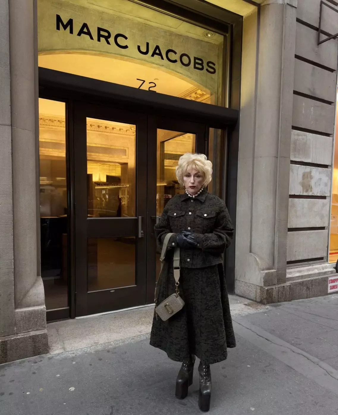 Η Σίντι Σέρμαν στην διαφημιστική καμπάνια του Μαρκ Τζέικομπς τον Ιανουάριο 