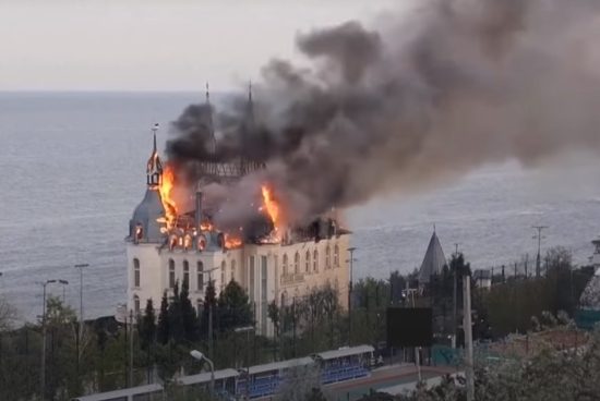 Οδησσός: Στις φλόγες το εμβληματικό «κάστρο του Χάρι Πότερ» μετά από ρωσική επίθεση