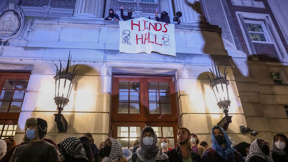 Φιλοπαλαιστίνιοι διαδηλωτές στο Πανεπιστήμιο Κολούμπια κάνουν κατάληψη σε ένα κτήριο της πανεπιστημιούπολης