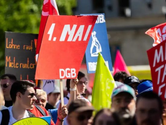 Γερμανία: Μαζικές πορείες για την Πρωτομαγιά με φόντο τη Γάζα