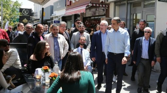 Μητσοτάκης: Βόλτα στο Μαρούσι – Συνομίλησε με πολίτες και καταστηματάρχες