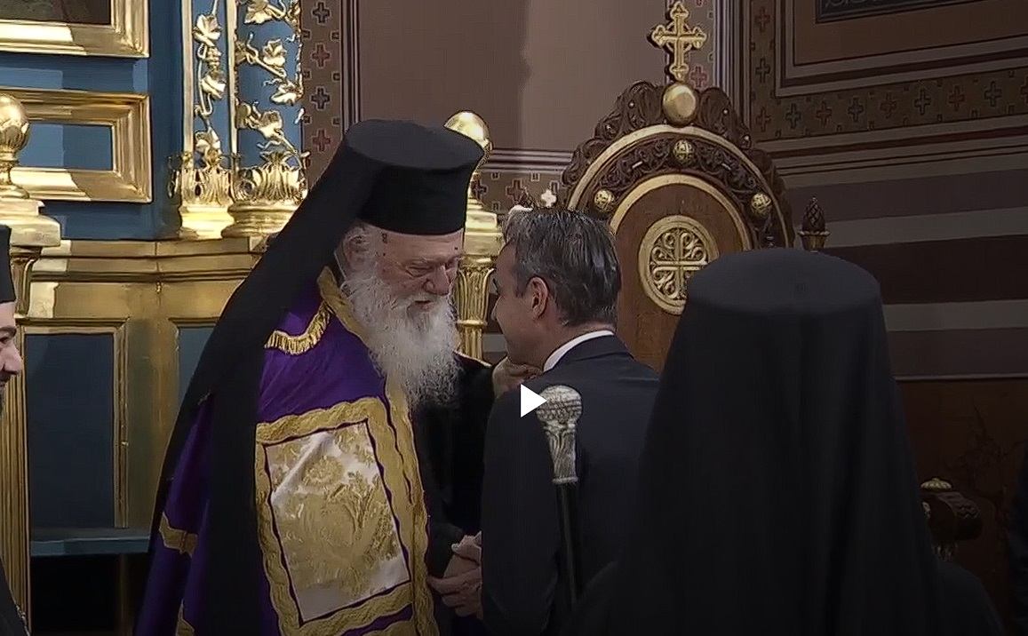 ο Κυριάκος Μητσοτάκης χαιρετά τον Αρχιεπίσκοπο Ιερώνυμο προσερχόμενος στη Μητρόπολη Αθηνών