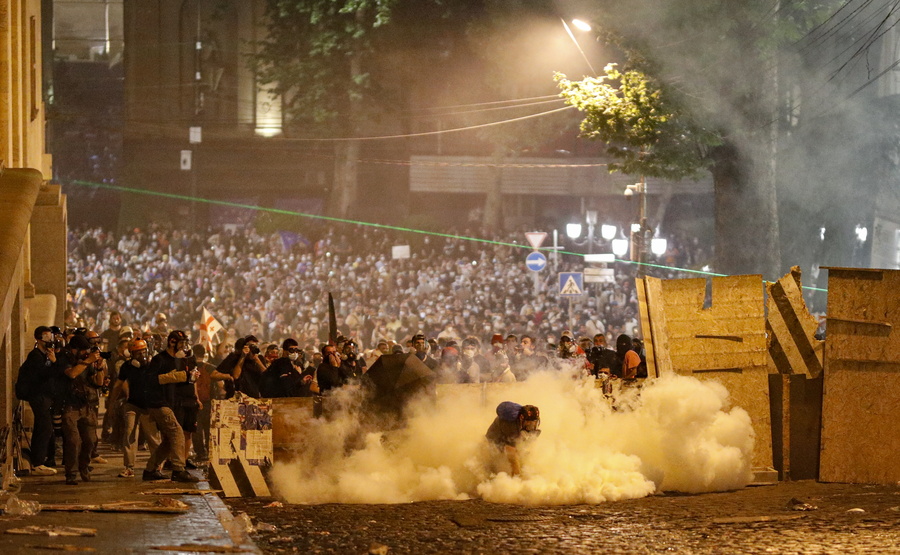 Διαδηλωτές στη Τυφλίδα συγκρούονται με την Αστυνομία για τον νόμο για τους «ξένους πράκτορες», 01 Μαΐου 2024 (φωτογραφία αρχείου - EPA/DAVID MDZINARISHVILI)