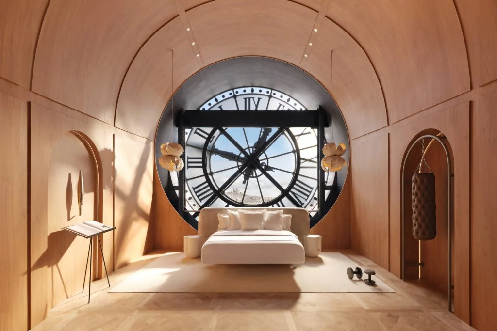 Δωμάτιο στο Musée d'Orsay με ένα παράθυρο που βλέπει στο εσωτερικό ενός μεγάλου ρολογιού