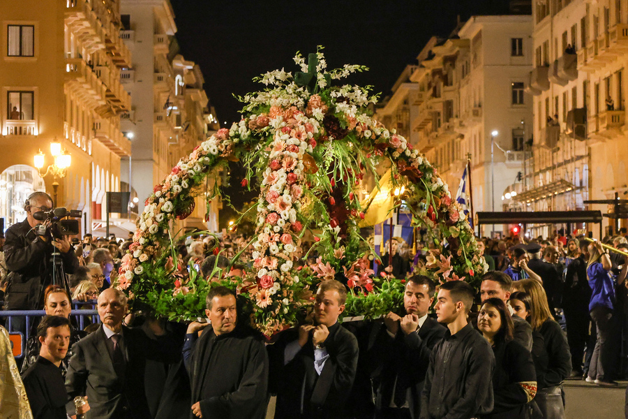 Πιστοί συμμετέχουν στην περιφορά και συνάντηση των Επιταφίων στην πλατεία Αριστοτέλους.