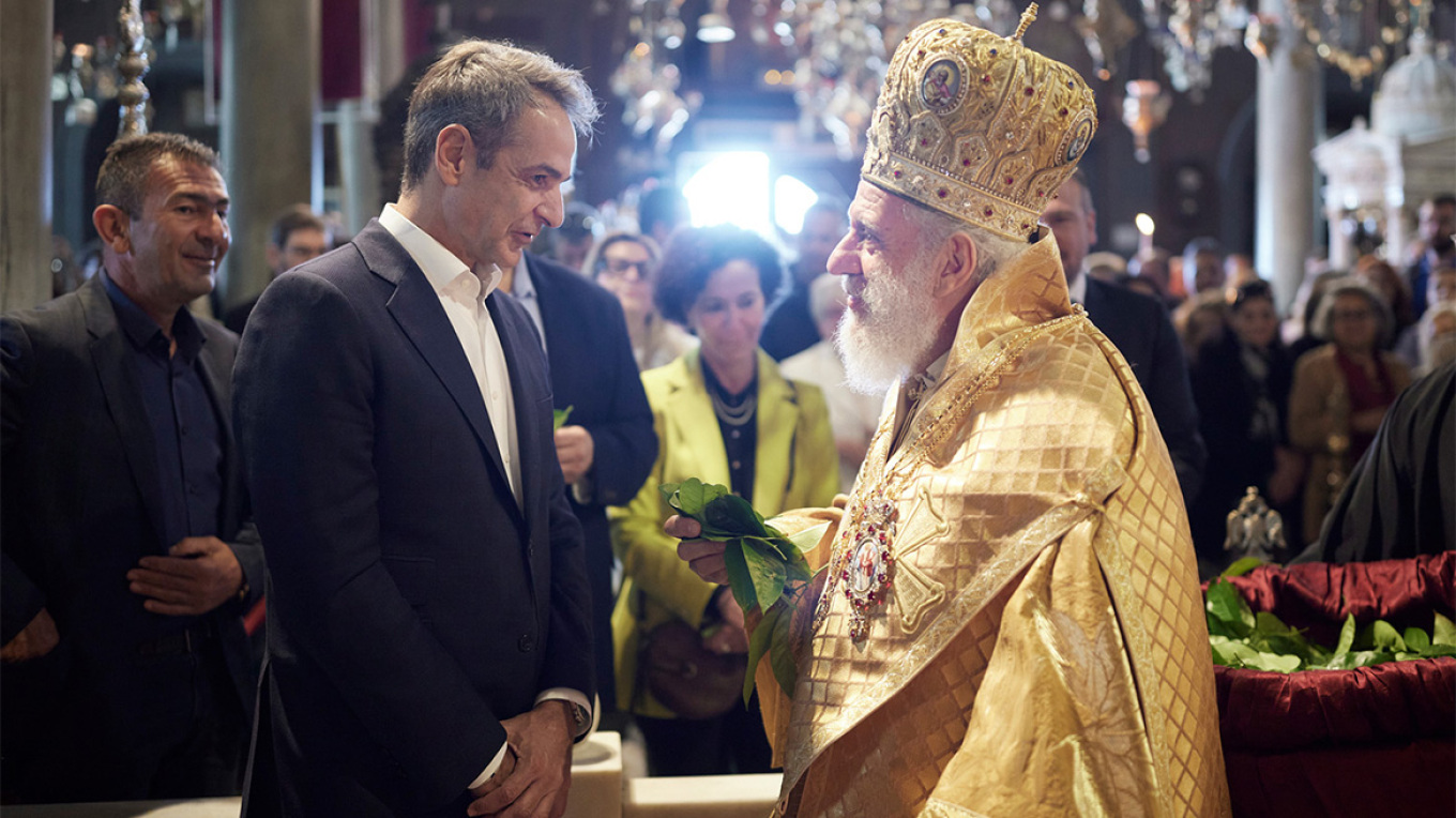 Μητσοτάκης: Παρακολούθησε τη Θεία Λειτουργία της πρώτης Ανάστασης στην Τήνο