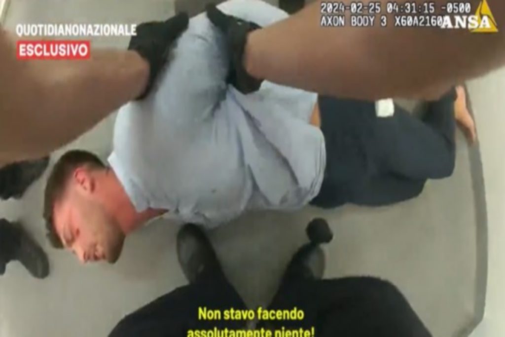 Ο Ιταλός Φαλτσινέλι κατά την κακοποίησή του από αμερικανούς αστυνομικούς