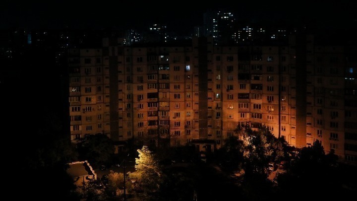 Βραδυνή εικόνα από το Κίεβο σε διακοπή ρεύματος μετά από βομβαρδισμό