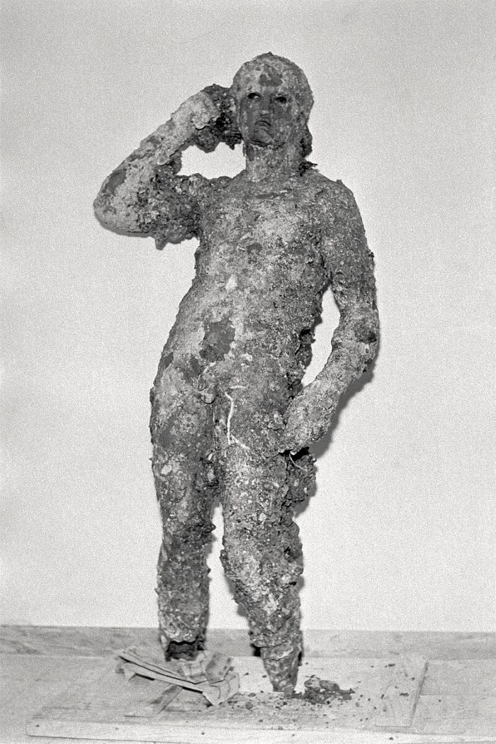 Το χάλκινο άγαλμα του Λυσίππου πριν τον καθαρισμό του από τις θαλάσσιες επικαθίσεις