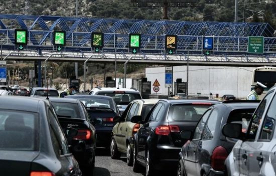 Σε ουρές χιλιομέτρων όσοι επιστρέφουν από τις διακοπές του Πάσχα – Πού σημειώνονται μεγάλες καθυστερήσεις