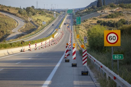 Θεσσαλονίκη: Συνεχίζονται οι εργασίες τοποθέτησης στηθαίων ασφαλείας στην Εθνική Οδό 2 Θεσσαλονίκης-Έδεσσας