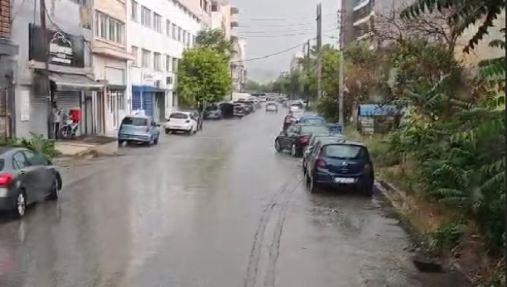 Καταιγίδα, με έντονη βροχόπτωση που συνοδεύτηκε κι από χαλάζι, έπληξε από τις 4 το απόγευμα περιοχές της Θεσσαλονίκης