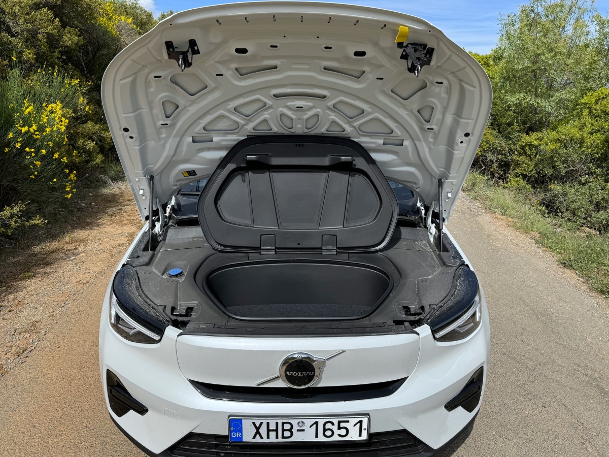 Volvo C40/408PS AWD με ανοιγμένο το καπό