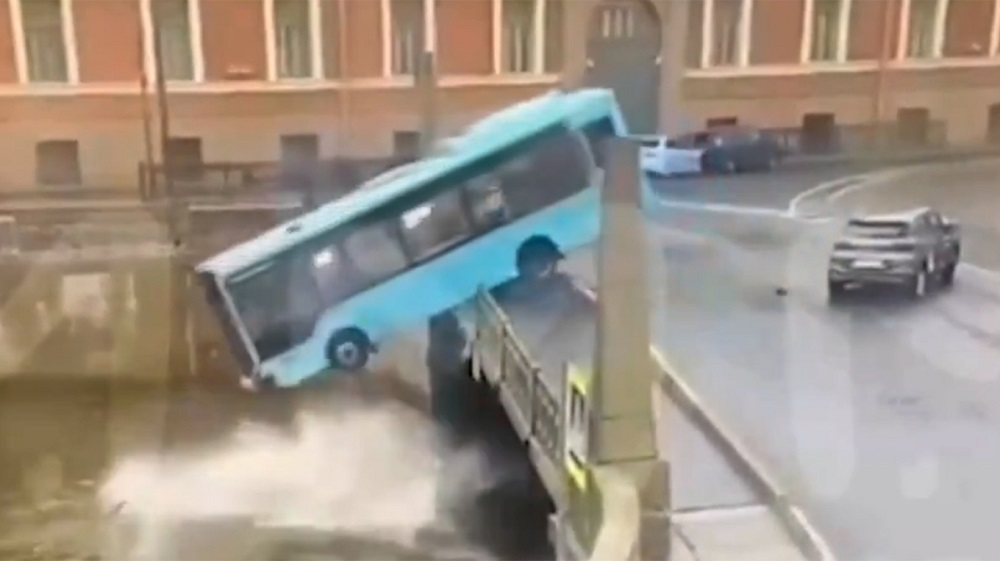 Τραγωδία το μεσημέρι της Παρασκευής στην Αγία Πετρούπολη της Ρωσίας, όταν ένα λεωφορείο με περίπου 15 επιβάτες έπεσε μέσα στο ποτάμι Moyka.