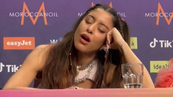 Eurovision: Τι απαντά η ΕΡΤ για το χασμουρητό της Σάττι
