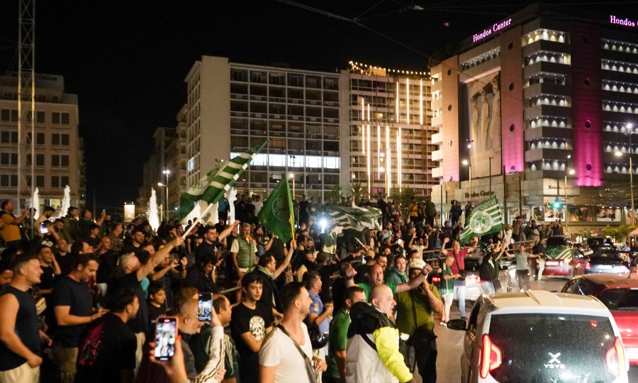 Φϊλαθλοι του ΠΑΟ πανηγυρίζουν στην Ομόνοια