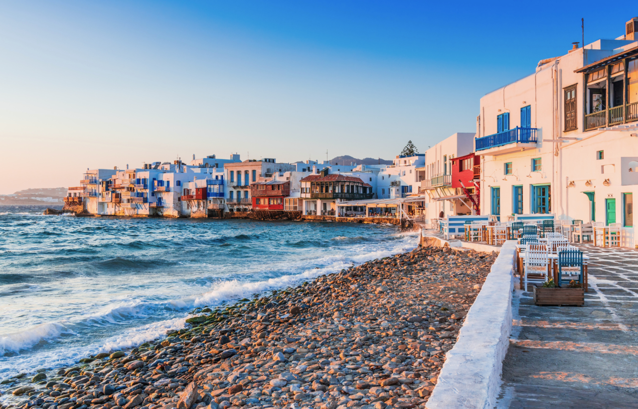 Κυκλαδίτικο τοπίο, εντυπωσιακοί ανεμόμυλοι, μαγευτικές παραλίες, παραδοσιακό φαγητό, ατελείωτα πάρτι. Όλα αυτά σε ένα νησί που φυσάει άλλος αέρας…