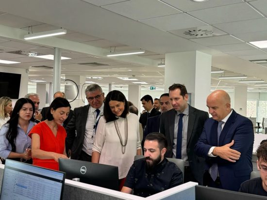 Επίσκεψη Κεραμέως στους χώρους ψηφιοποίησης της ασφαλιστικής ιστορίας πολιτών για τον e-ΕΦΚΑ: «Στόχος μας η ακόμα ταχύτερη απονομή συντάξεων»