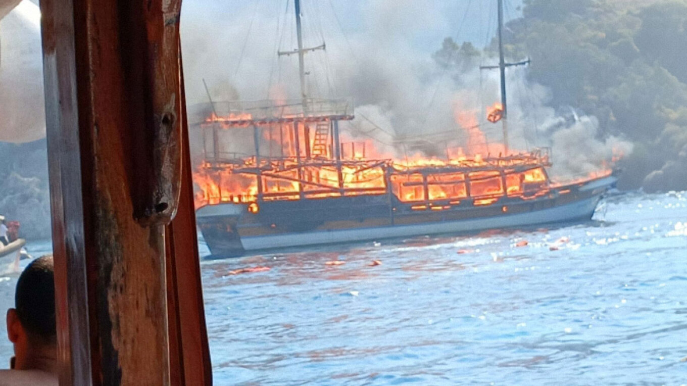 Τουρκία: Bυθίστηκε στη Μαρμαρίδα τουριστικό σκάφος με 110 επιβάτες που έπιασε φωτιά – Επτά τραυματίες