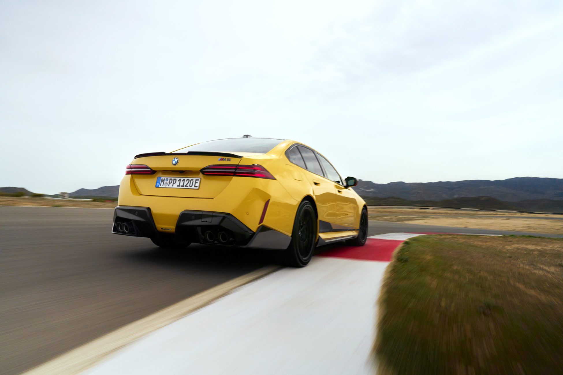 Διαμορφώστε τη νέα σας BMW M5!