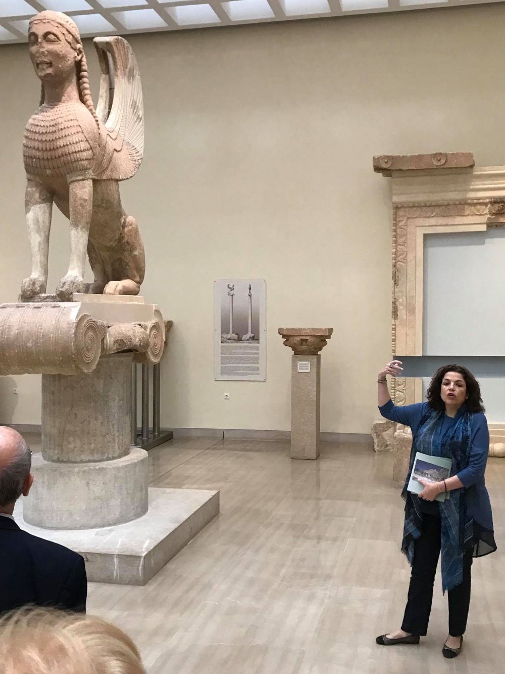 Χάλκινο ανάγλυφο πλακίδιο με την παράσταση του Οδυσσέα ή συντρόφου του κατά την διάρκεια της απόδρασης από την σπηλιά του Πολύφημου (μετά το μέσον του 6ου αι. π.Χ.)