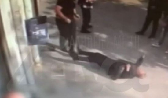 Μενίδι: Βίντεο ντοκουμέντο – Η στιγμή που ο 18χρονος σπρώχνει την 72χρονη έξω από τράπεζα