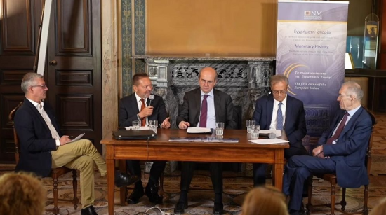 Στουρνάρας: Η Ελλάδα βρίσκεται περίπου στον κοινοτικό μέσο όρο στη χρήση ηλεκτρικών μέσων πληρωμών