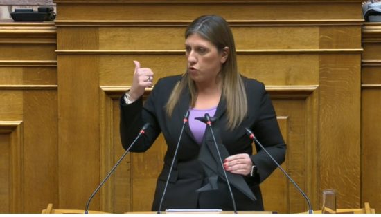 Κωνσταντοπούλου: Ανέβηκε στο βήμα της Βουλής με ένα… κοράκι