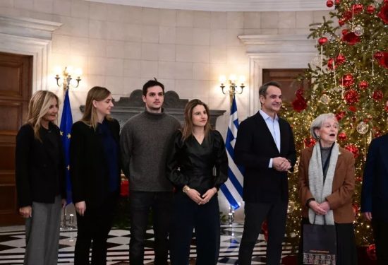 Κυριάκος Μητσοτάκης: Άκουσε τα κάλαντα με την οικογένειά του στο Μέγαρο Μαξίμου
