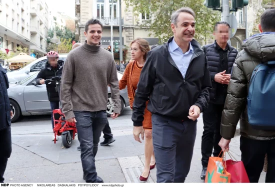 Μητσοτάκης: Απόλαυσε το στολισμένο κέντρο της Αθήνας με τον γιο του