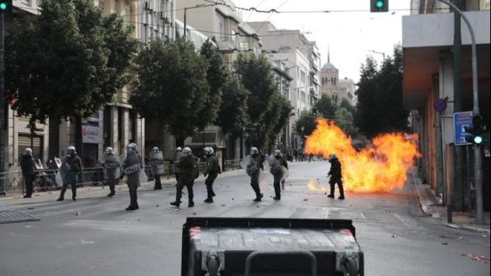 Επεισόδια με κουκουλοφόρος και απάντηση με χημικά από τα ΜΑΤ σε Σύνταγμα και Θεσσαλονίκη
