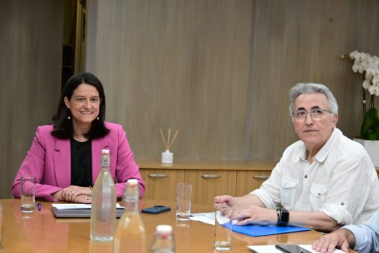 «Πόλεμος» ΓΣΕΕ – Υπουργείου Εργασίας για τον κατώτατο μισθό
