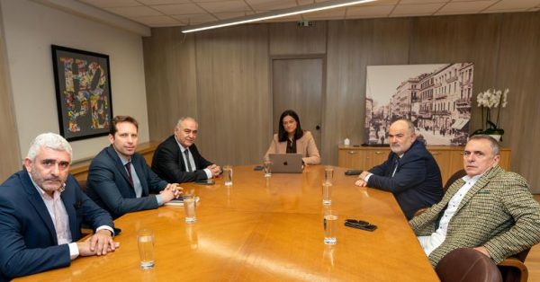 ΕΕΑ: Η ψηφιακή κάρτα εργασίας στην εστίαση στο επίκεντρο της συνάντησης με Κεραμέως