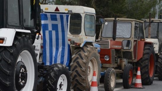 Αγρότες: Απέκλεισαν για 20 λεπτά τον κόμβο των Μαλγάρων