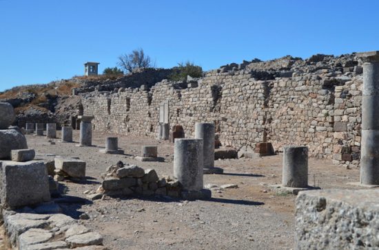 Λίνα Μενδώνη: Μέτρα για την προστασία των αρχαιοτήτων στις Κυκλάδες από τους σεισμούς