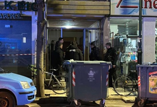 Τραγωδία στη Λάρισα: Γυναίκα εντοπίστηκε νεκρή στον ακάλυπτο πολυκατοικίας