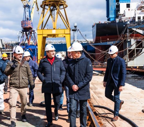 Περιοδεία Χατζηδάκη στα Ναυπηγεία της ΟΝΕΧ στη Σύρο