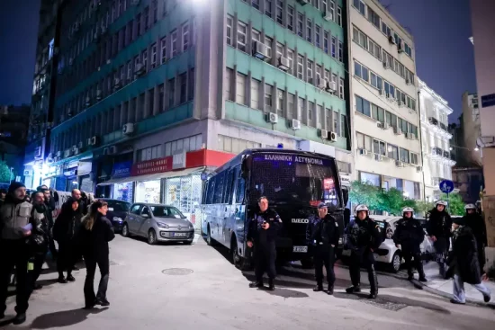 Συγκέντρωση διαμαρτυρίας στο πολιτικό γραφείο του Κώστα Ax. Καραμανλή