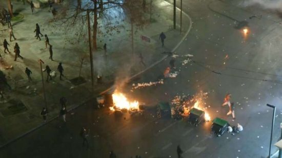 Τέμπη: Επεισόδια αυτή την ώρα στο Σύνταγμα μετά το συλλαλητήριο
