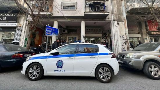 Σοκ στην Ομόνοια: Βρέθηκε νεκρός άνδρας, δεμένος χειροπόδαρα και με σακούλα στο κεφάλι σε διαμέρισμα AirBnB (upd)