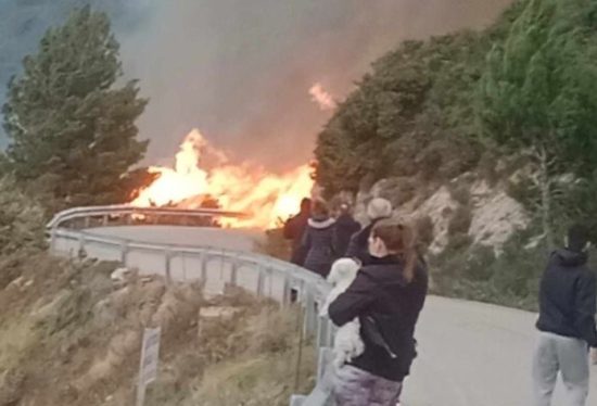 Πυρκαγιά στη Λευκάδα – Μήνυμα του 112, εκκενώνεται ο Άγιος Νικήτας