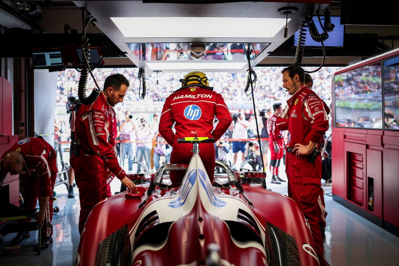 Ο Λιούις Χάμιλτον και οι μηχανικοί της Ferrari Πάνω από το μονοθέσιο