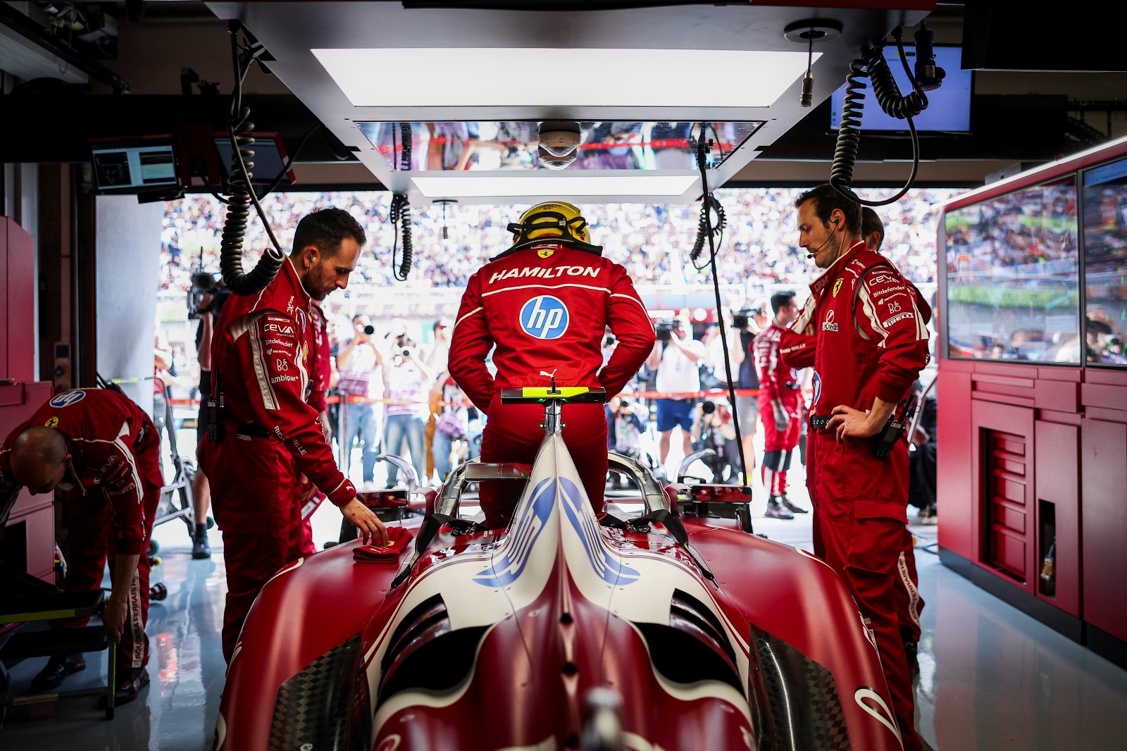 F1 Χάμιλτον: From hero to zero