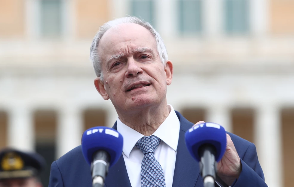 Αντλώντας έμπνευση από τον Αλεξανδρινό ποιητή Κωνσταντίνο Καβάφη και την «ποικίλη δράση των στοχαστικών προσαρμογών», υπογράμμισε ότι η Ελλάδα έχει αντιμετωπίσει πολλές φορές στο παρελθόν κρίσιμες ανακατατάξεις και έχει σταθεί στο ύψος των περιστάσεων όταν έπρεπε να επιλέξει στρατόπεδο