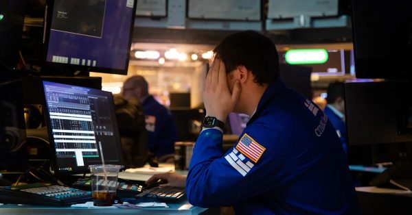χρηματιστής της Wall Street κρατά απογοητευμένος το κεφάλι του