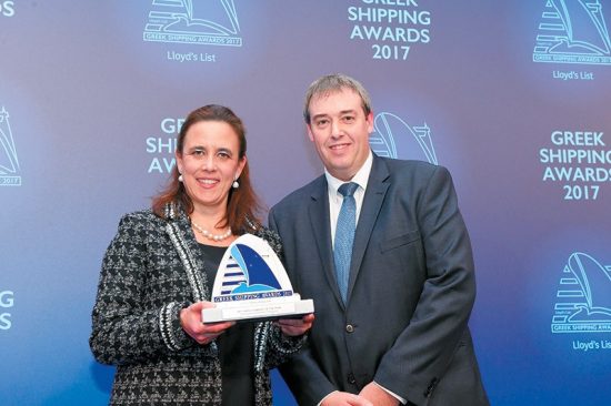 Παρέλαβε και ύψωσε την ελληνική σημαία νεότευκτο φορτηγό της Carras (Hellas) της Τατιάνας Βουρέκα – Πεταλά